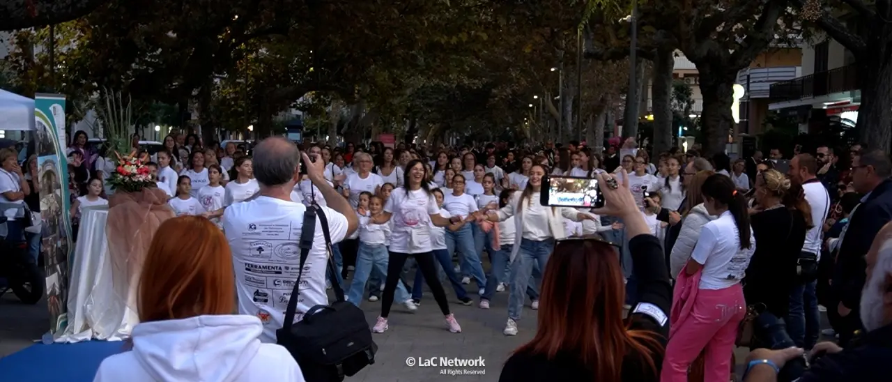 Prevenzione dei tumori, un fiume di persone all’ottava edizione della\u00A0“Passeggiata in rosa Tortora-Praia”