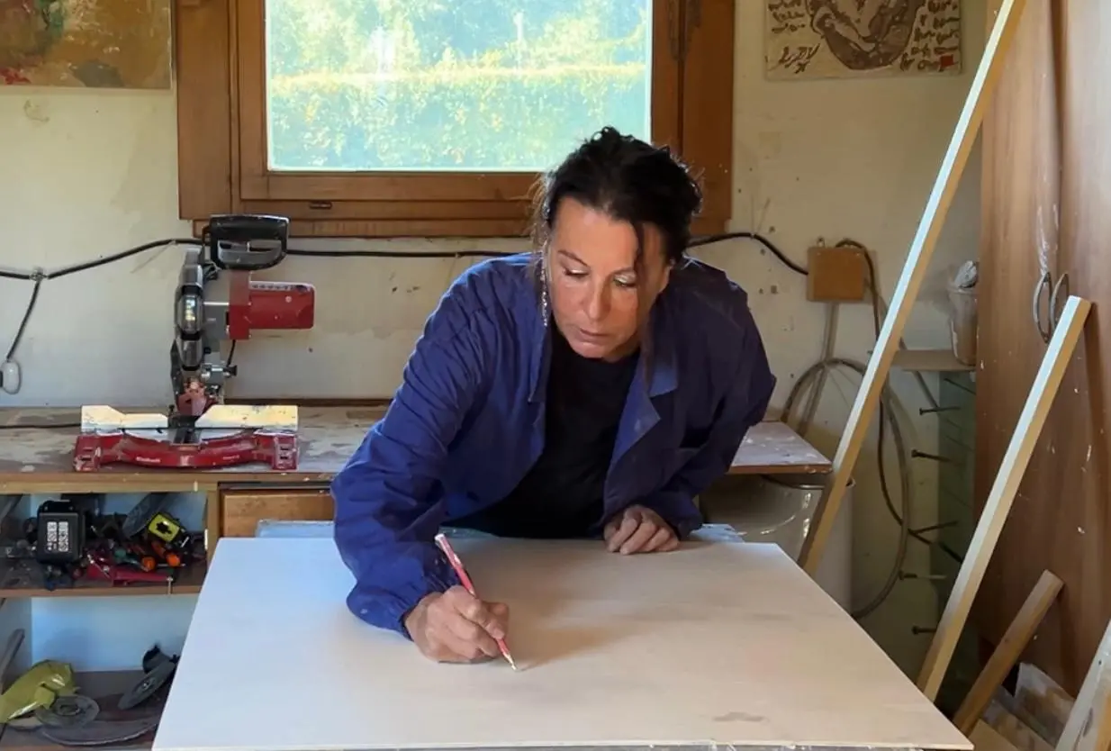 La rinascita attraverso la pittura, la lametina Sonia Bellezza racconta come ha trasformato il dolore in arte\n