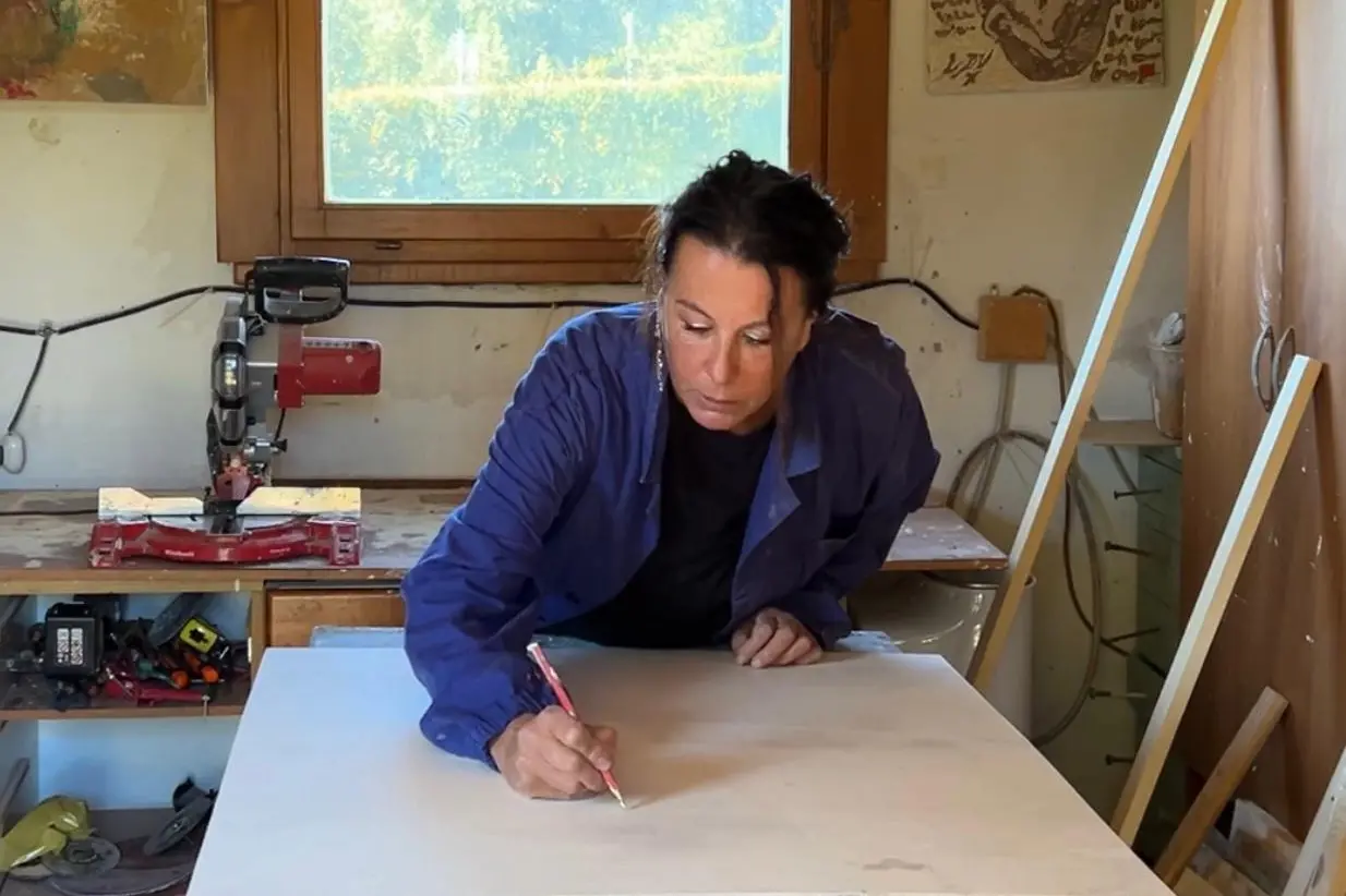 La rinascita attraverso la pittura, la lametina Sonia Bellezza racconta come ha trasformato il dolore in arte\n