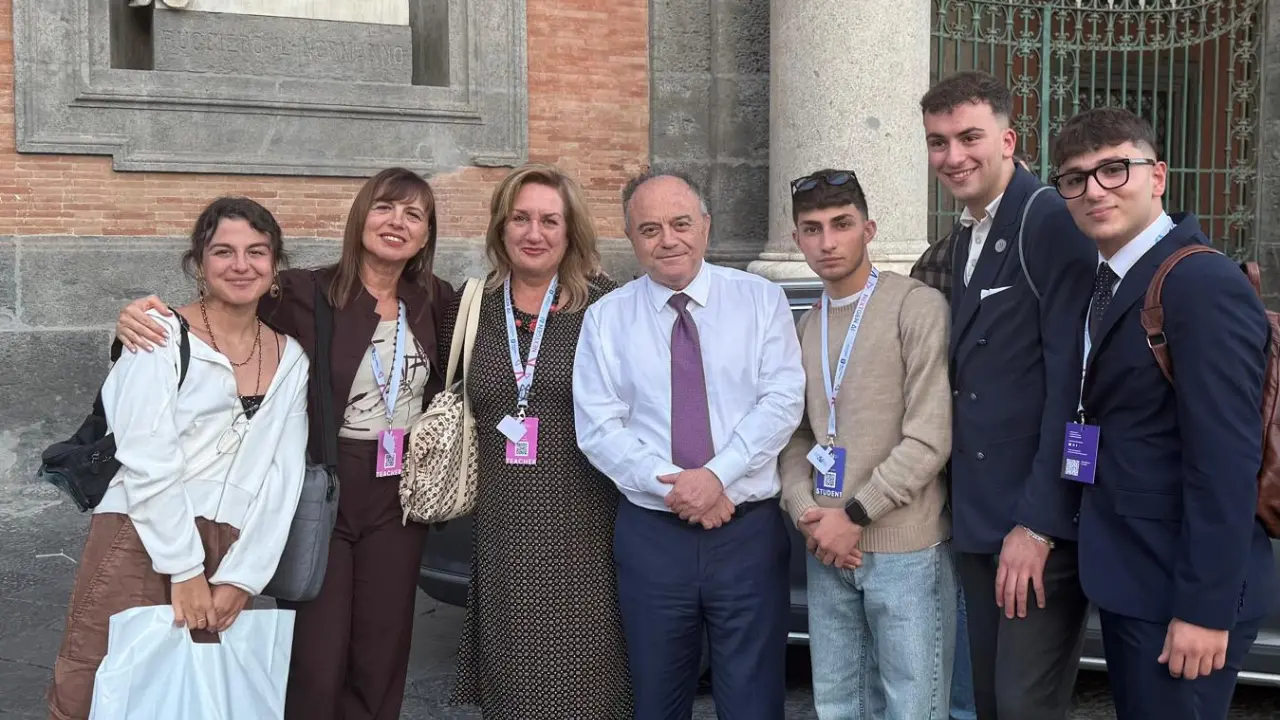 Le Consulte studentesche\u00A0incontrano Gratteri a Napoli: una lezione\u00A0di lotta alla mafia in piazza del Plebiscito\n