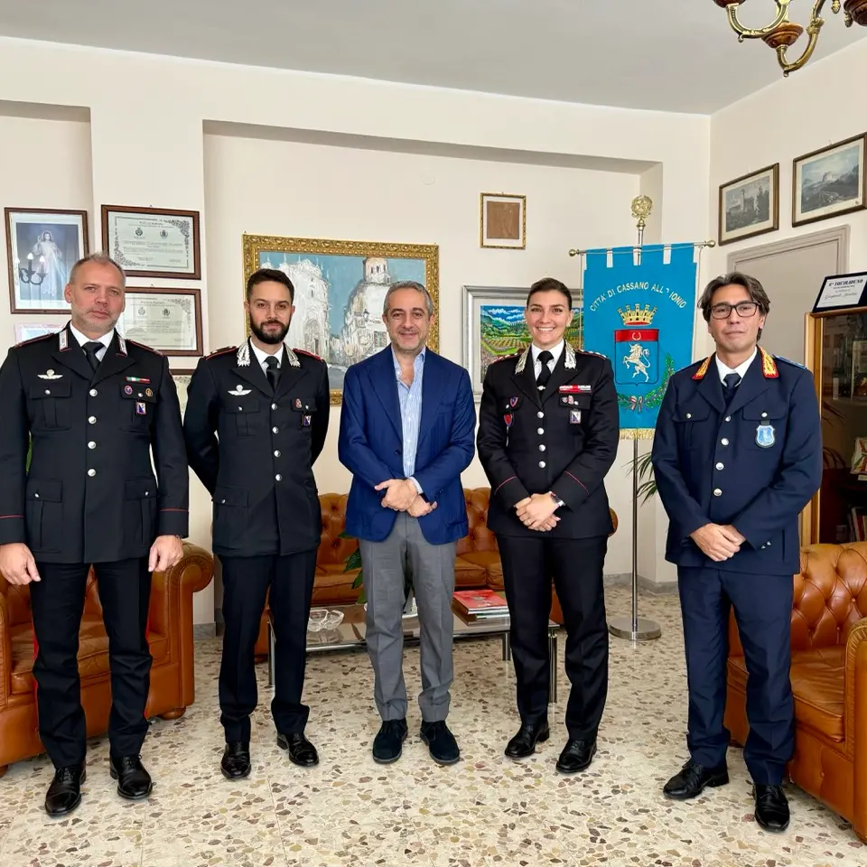 Cassano dà il benvenuto al capitano Chiara Baione: in Comune l’accoglienza al nuovo comandante dei Carabinieri\n