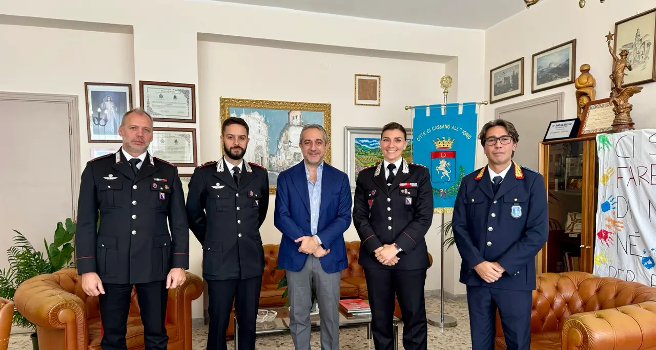Cassano dà il benvenuto al capitano Chiara Baione: in Comune l’accoglienza al nuovo comandante dei Carabinieri\n