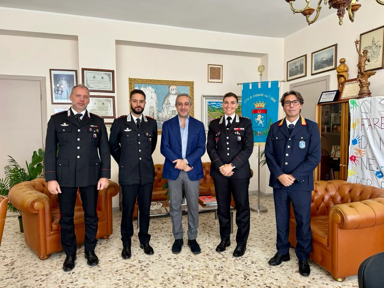 Cassano dà il benvenuto al capitano Chiara Baione: in Comune l’accoglienza al nuovo comandante dei Carabinieri\n