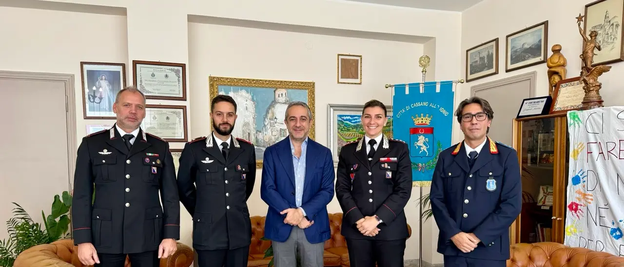 Cassano dà il benvenuto al capitano Chiara Baione: in Comune l’accoglienza al nuovo comandante dei Carabinieri\n