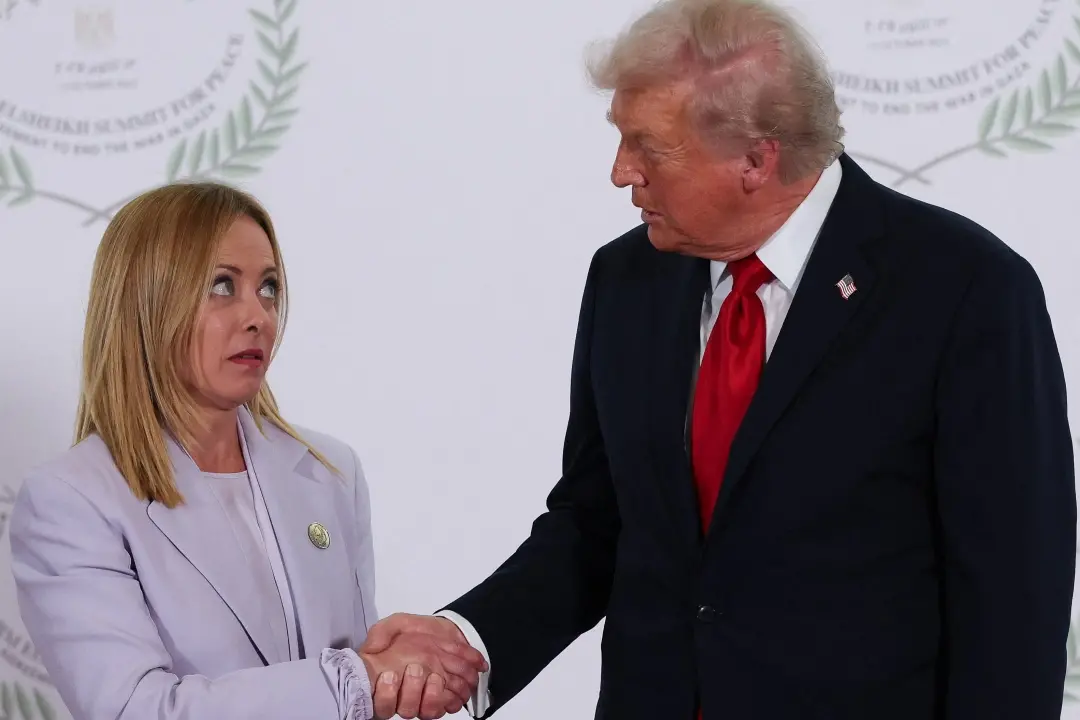 Trump rilancia un video su Meloni: «Accordo Italia-Usa e stop agli aiuti a Kiev». Imbarazzo a Palazzo Chigi, ma la premier smentisce tutto\n
