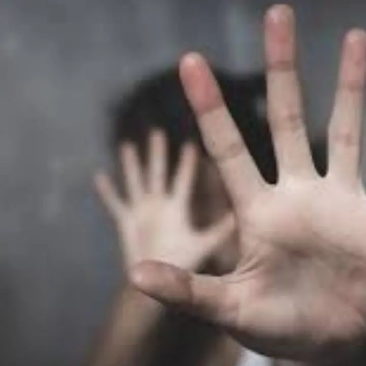 Violenze, minacce e vessazioni quotidiane su moglie e figli: padre orco condannato a nove anni e otto mesi\n