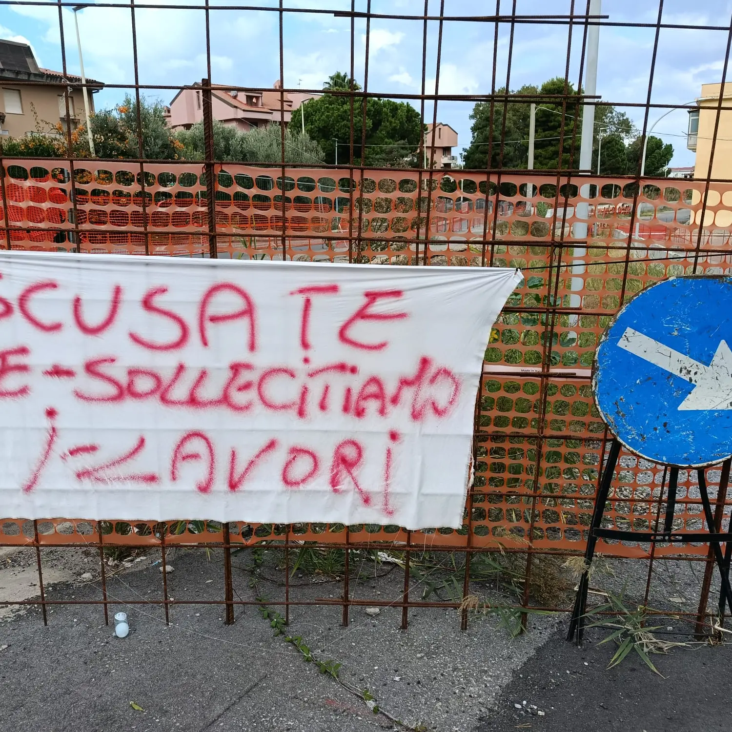 Vibo Marina, fermi\u00A0da mesi i lavori sul\u00A0fosso Cutura-La Badessa. La rabbia dei residenti: «Cosa aspetta il Comune?»\n