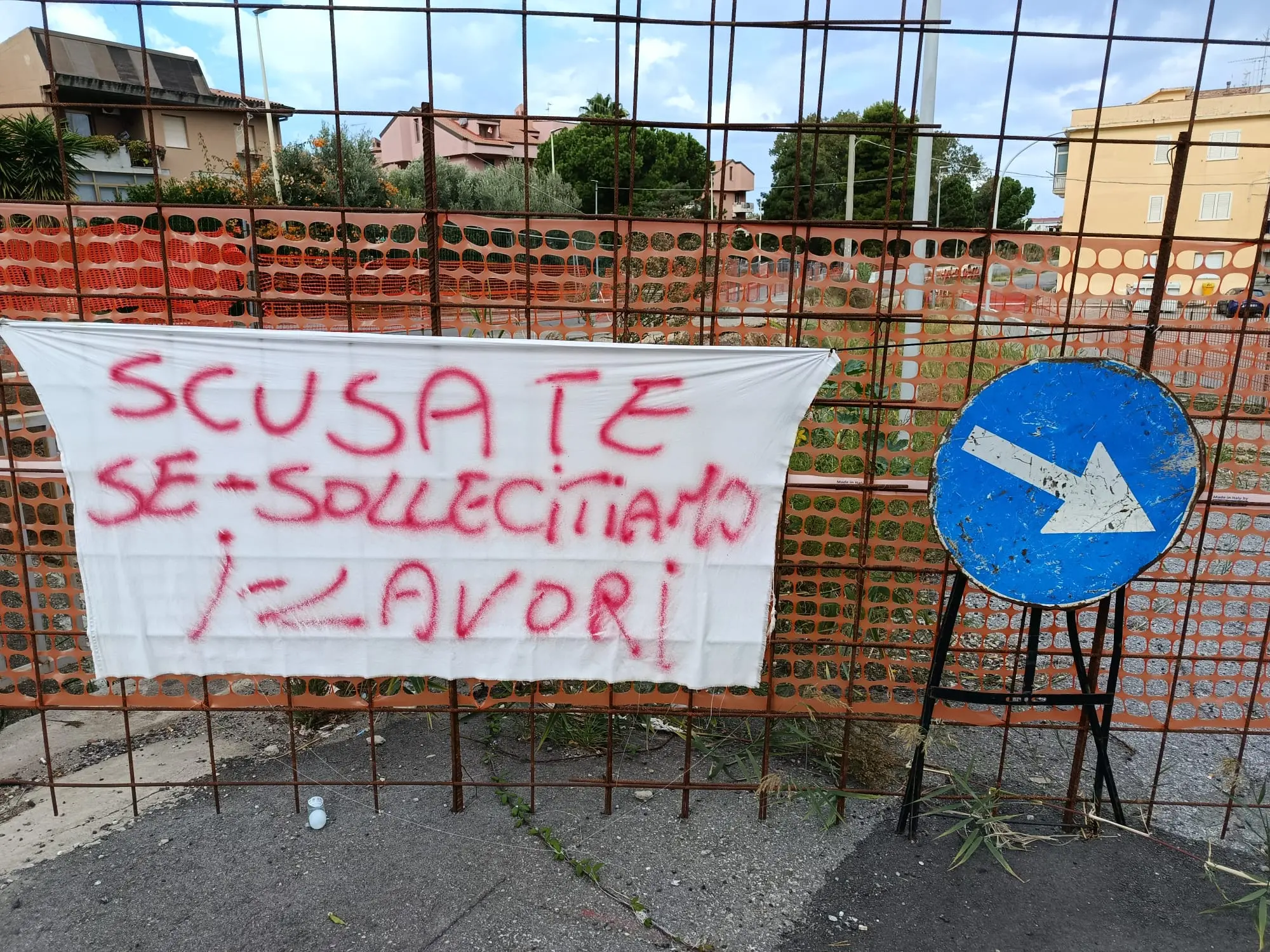 Vibo Marina, fermi\u00A0da mesi i lavori sul\u00A0fosso Cutura-La Badessa. La rabbia dei residenti: «Cosa aspetta il Comune?»\n