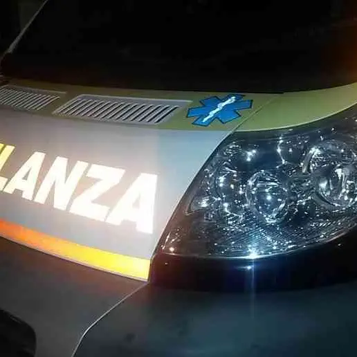 Corigliano Rossano, auto sbanda e finisce contro un cartellone pubblicitario: feriti tre giovani