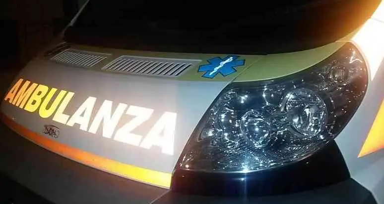 Corigliano Rossano, auto sbanda e finisce contro un cartellone pubblicitario: feriti tre giovani