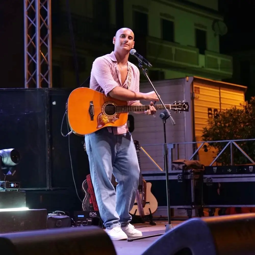 Dalla Calabria a Roma, il sogno di un ragazzo che punta a Sanremo: «Una sfida enorme, ma ci credo davvero»\n