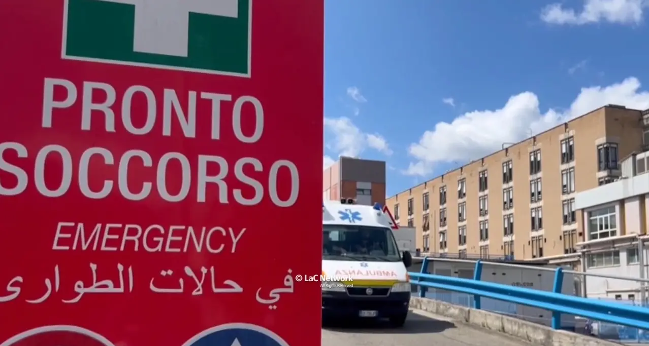Muore a 56 anni al pronto soccorso di Cosenza, la moglie denuncia: «Lasciato solo in bagno»