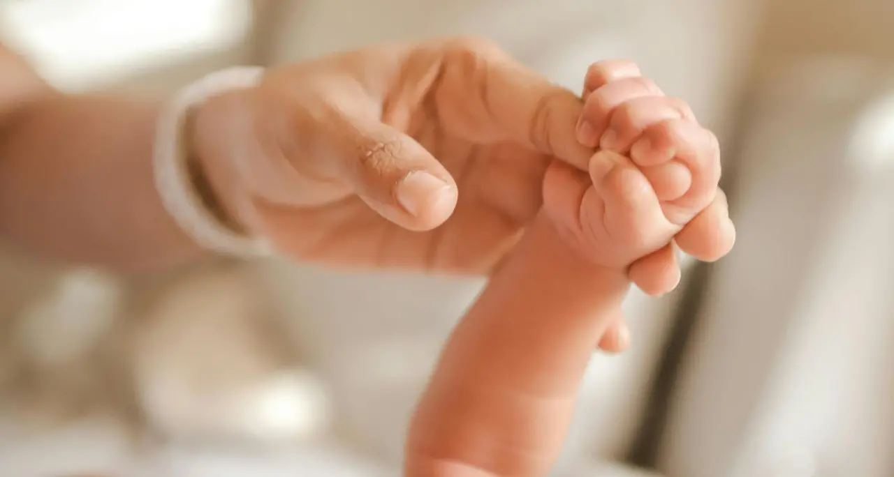 Sempre meno bambini in Italia, in Calabria nascite in calo dell’8,4% in un anno: l’Istat lancia l’allarme\n