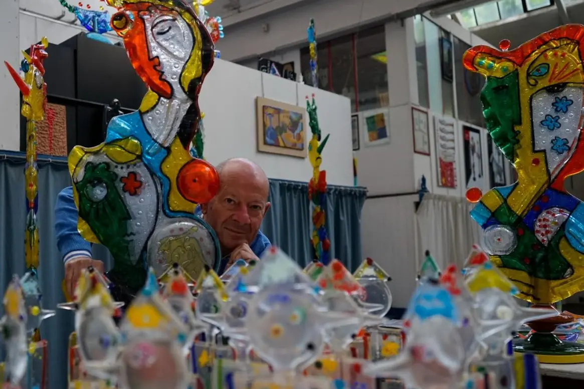 “Trasparenze tra storie e miti”: a Catanzaro la mostra dell’artista Vigliaturo inaugura gli eventi promossi dal Premio Carlino d’Argento\n