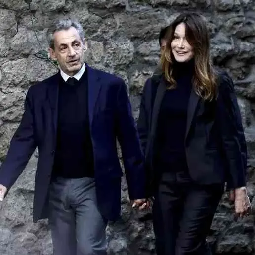 Sarkozy entra in carcere mano nella mano con Carla Bruni: «Non rinchiudono un ex presidente, ma un uomo innocente»\n