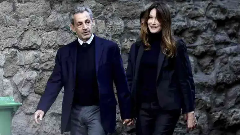 <p>Sarkozy e Bruni (foto Ansa)</p>\\n