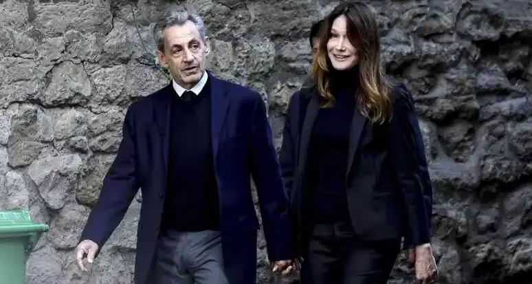 Sarkozy entra in carcere mano nella mano con Carla Bruni: «Non rinchiudono un ex presidente, ma un uomo innocente»\n