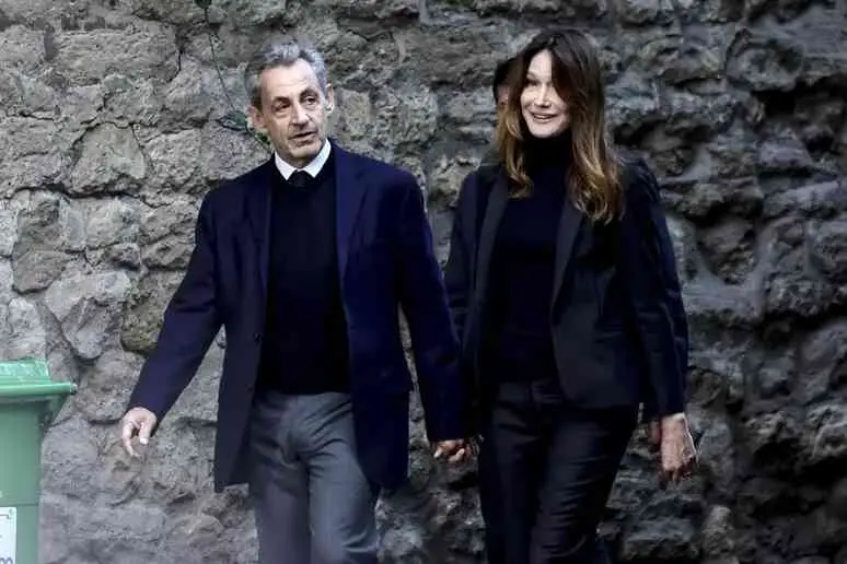 Sarkozy entra in carcere mano nella mano con Carla Bruni: «Non rinchiudono un ex presidente, ma un uomo innocente»\n
