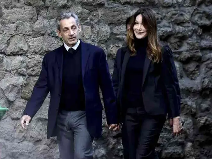 Sarkozy entra in carcere mano nella mano con Carla Bruni: «Non rinchiudono un ex presidente, ma un uomo innocente»