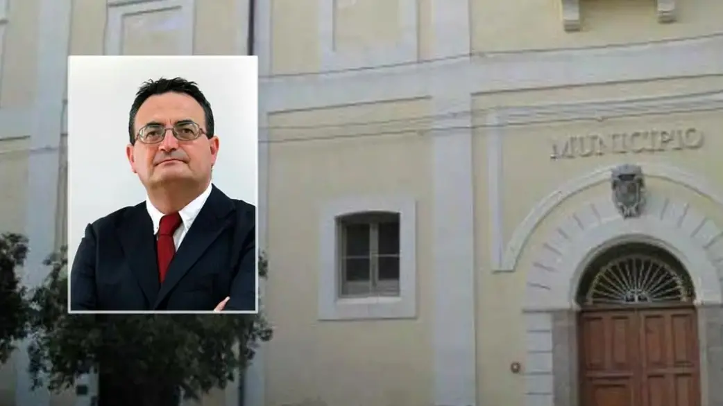 <p>Il Municipio di Tropea e nel riquadro Massimo Pietropaolo</p>\\n