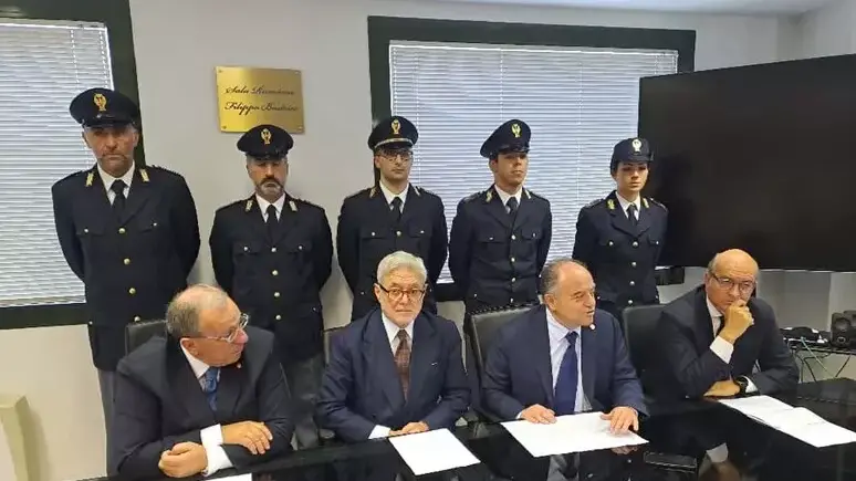 <p>La conferenza stampa con Di Bari, Melillo e Gratteri (foto Ansa)</p>\\n