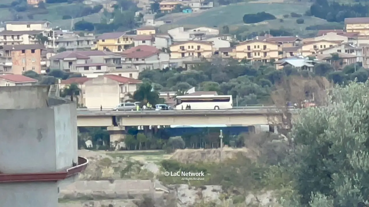 Locride, scontro pullman-auto sulla Jonio-Tirreno: 2 morti e 1 feriti grave\n