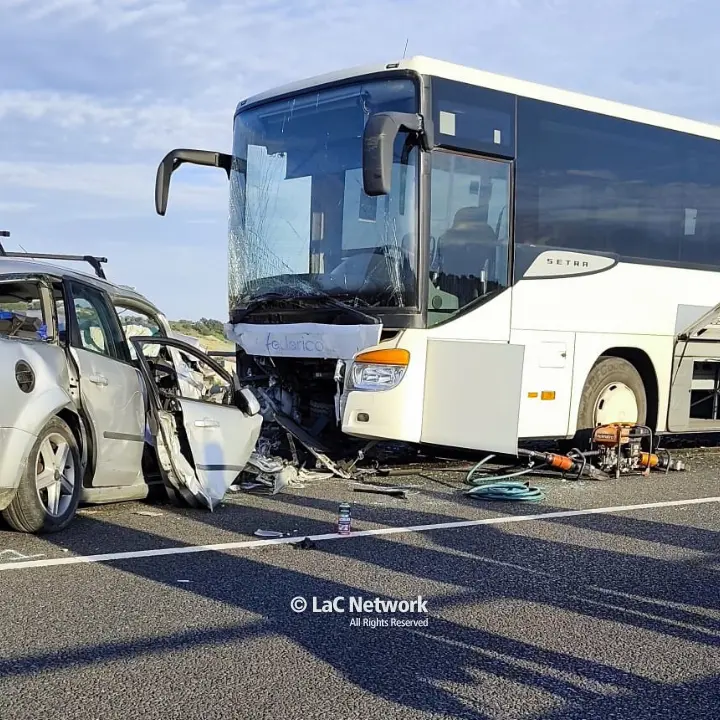 Incidente sulla Jonio-Tirreno nella Locride: tre\u00A0morti\u00A0nello scontro tra un pullman e un'auto\n