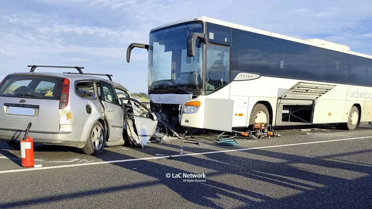 Incidente sulla Jonio-Tirreno nella Locride: tre\u00A0morti\u00A0nello scontro tra un pullman e un'auto\n