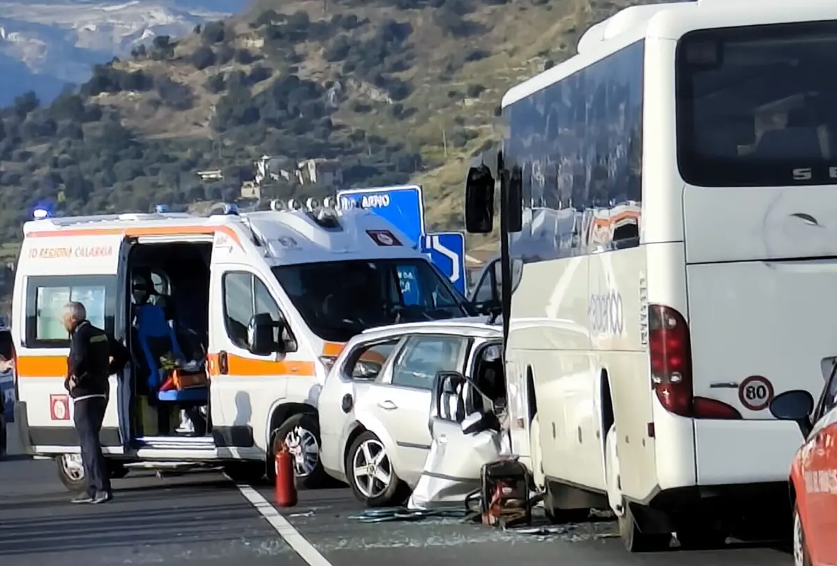 Locride, scontro pullman-auto sulla Jonio-Tirreno: 3 morti - NOMI