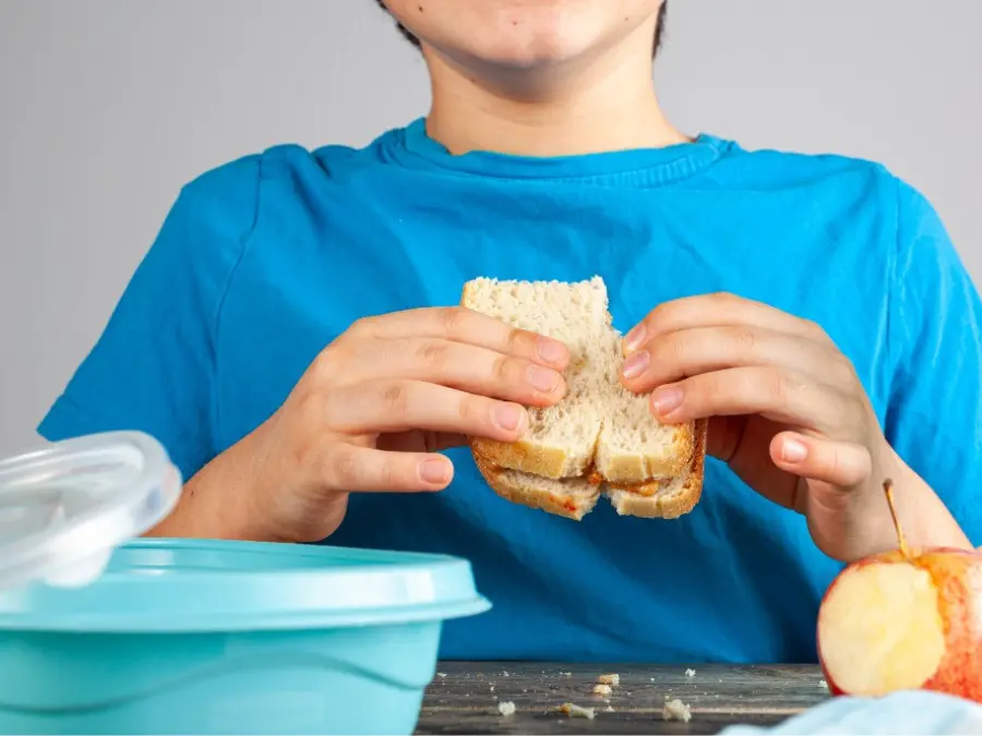 Vibo, più di un mese di scuola e la mensa ancora non parte. Cuore Vibonese: «Gravi ritardi, assessore si dimetta»