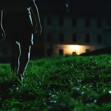 Il Mostro di Firenze arriva su Netflix: la serie di Sollima che divide critica e pubblico tra fascino e disorientamento\n