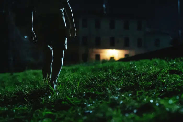 Il Mostro di Firenze arriva su Netflix: la serie di Sollima che divide critica e pubblico tra fascino e disorientamento\n