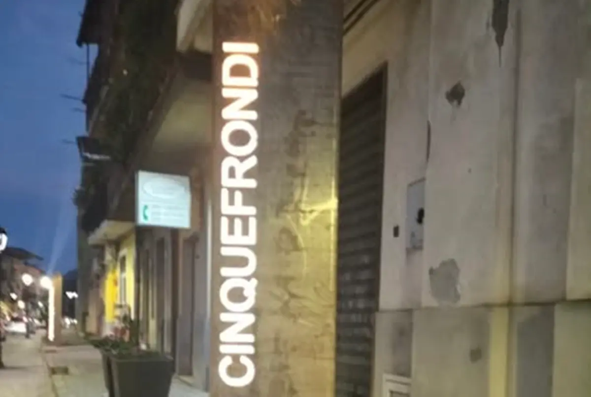 A Cinquefrondi, le opere d'arte\u00A0in acciaio corten con\u00A0i versi\u00A0poeta Totò Varone\n