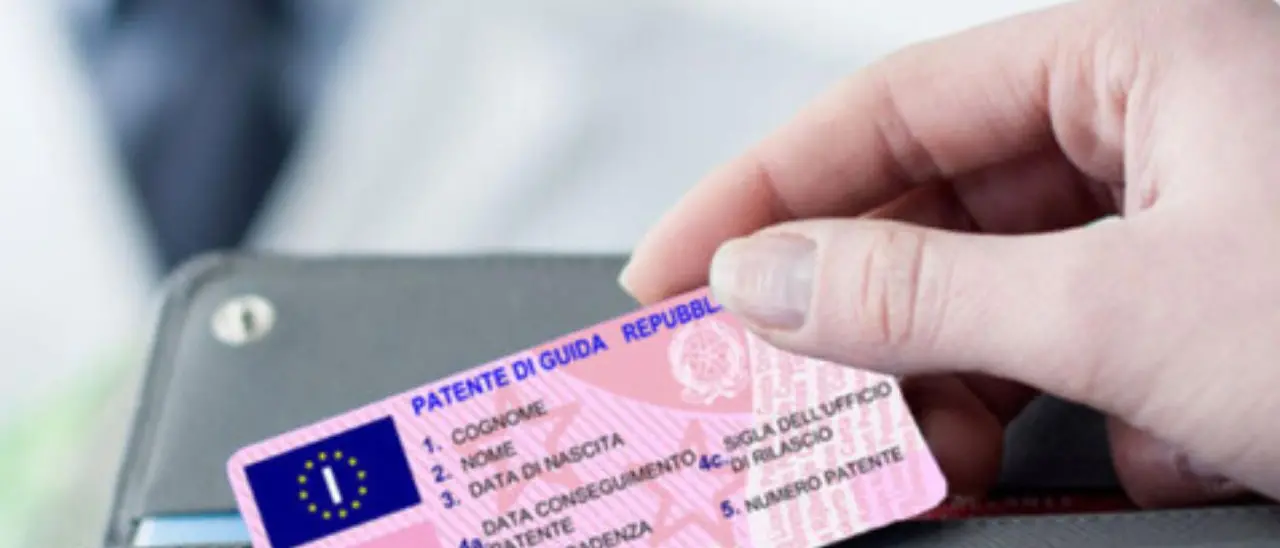 Al volante\u00A0a 17 anni, sì dell’Europa: più controlli, patente digitale e regole severe per i giovani guidatori\n