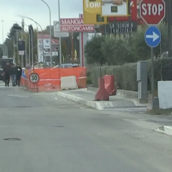 Cantiere di viale Affaccio a Vibo, pedoni costretti in strada: «Mancano le strisce, la situazione è pericolosa»\n
