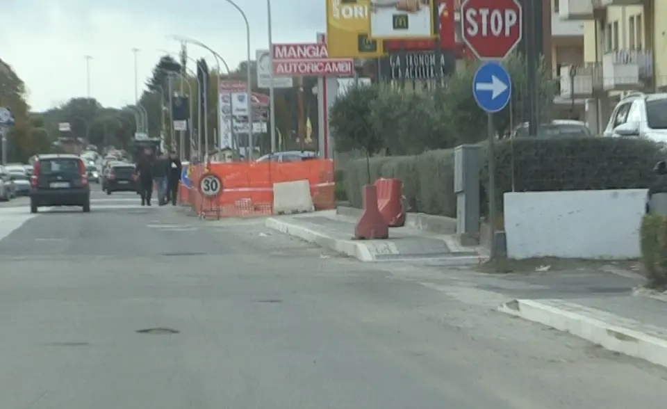Cantiere di viale Affaccio a Vibo, pedoni costretti in strada: «Mancano le strisce, la situazione è pericolosa»\n