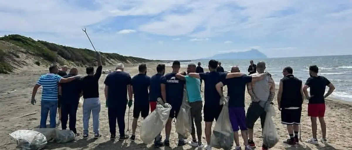 Reggio, detenuti\u00A0e volontari Plastic Free insieme per ripulire il lungomare di Gallico\n