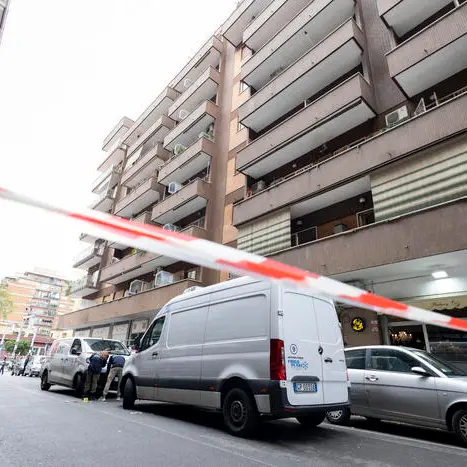 Roma, cade dalla finestra al terzo piano mentre saluta la sorellina: grave 11enne calabrese\n