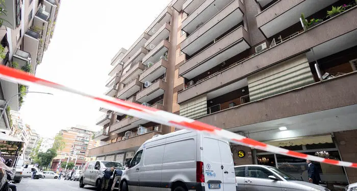 Roma, cade dalla finestra al terzo piano mentre saluta la sorellina: grave 11enne calabrese\n