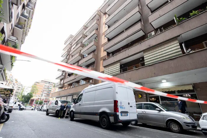 Roma, cade dalla finestra al terzo piano mentre saluta la sorellina: grave 11enne calabrese\n