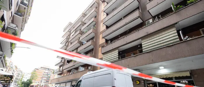Roma, cade dalla finestra al terzo piano mentre saluta la sorellina: grave 11enne calabrese\n