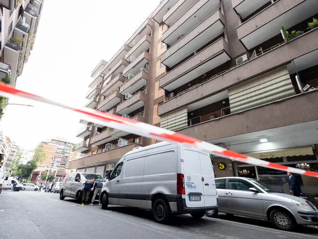 Roma, cade dalla finestra al terzo piano mentre saluta la sorellina: grave 11enne calabrese