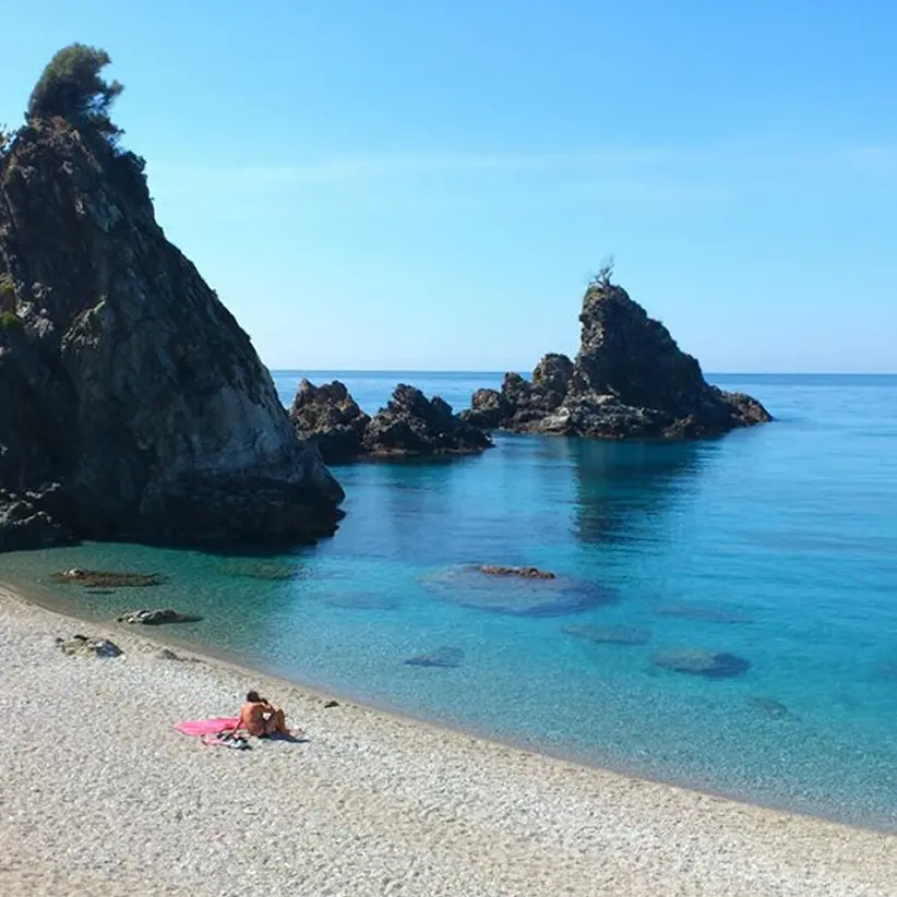 Palmi, lo scoglio dell’ulivo diventa geosito: un riconoscimento storico per la città\n