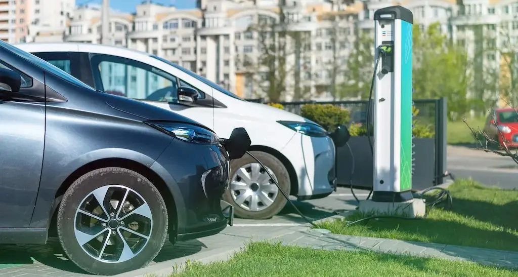 Bonus auto elettriche 2025, oggi il click day per gli incentivi: requisiti, come richiederlo\n