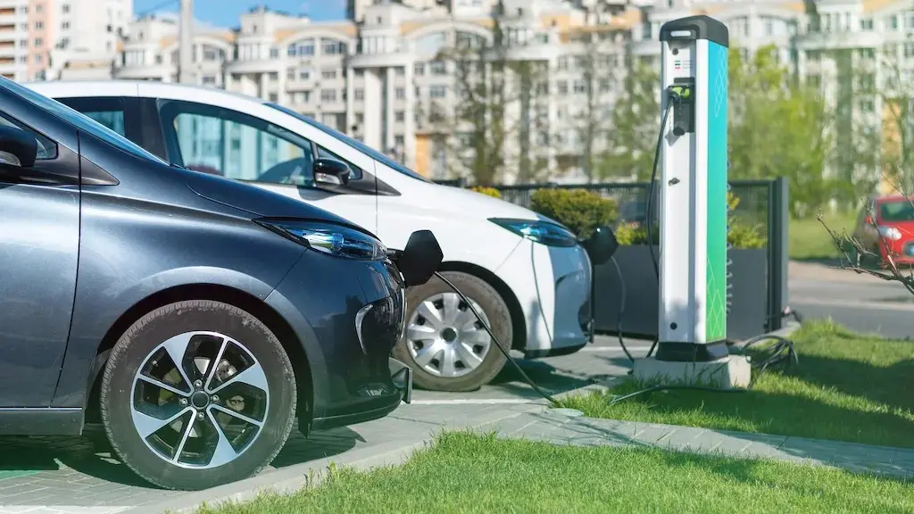 Bonus auto elettriche 2025, oggi il click day per gli incentivi: requisiti, come richiederlo\n