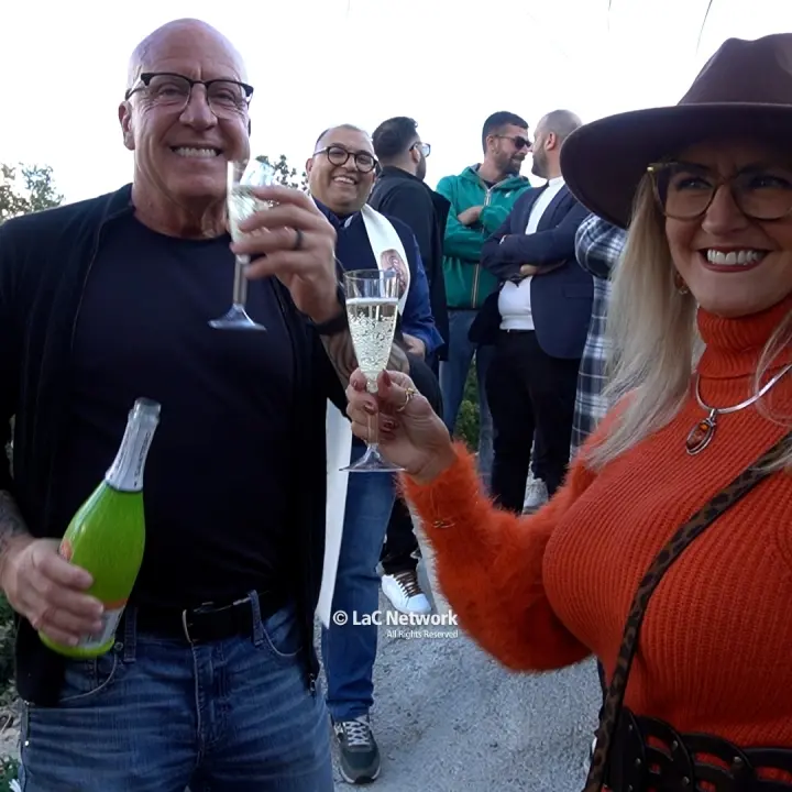 Dagli Usa a Santa Domenica Talao, Allison e Patrick donano alla comunità un giardino “fatato”: «Innamorati di questo posto, ci trasferiremo»