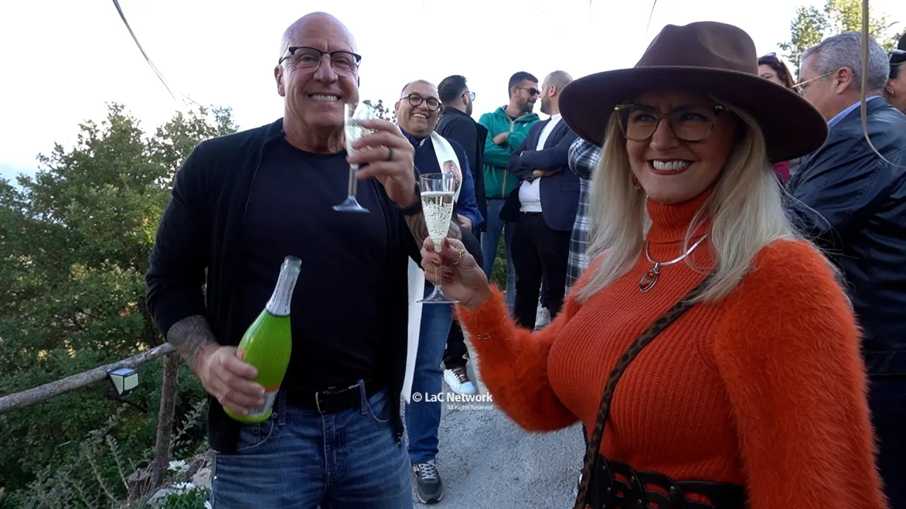 Dagli Usa a Santa Domenica Talao, Allison e Patrick donano alla comunità un giardino “fatato”: «Innamorati di questo posto, ci trasferiremo»