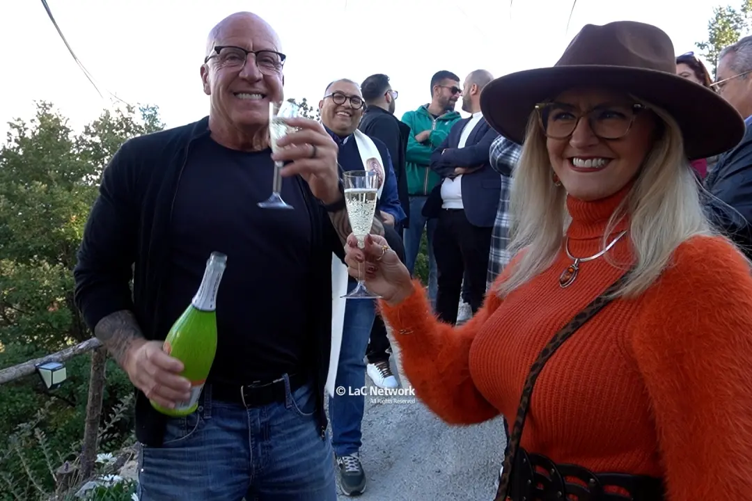 Dagli Usa a Santa Domenica Talao, Allison e Patrick donano alla comunità un giardino “fatato”: «Innamorati di questo posto, ci trasferiremo»