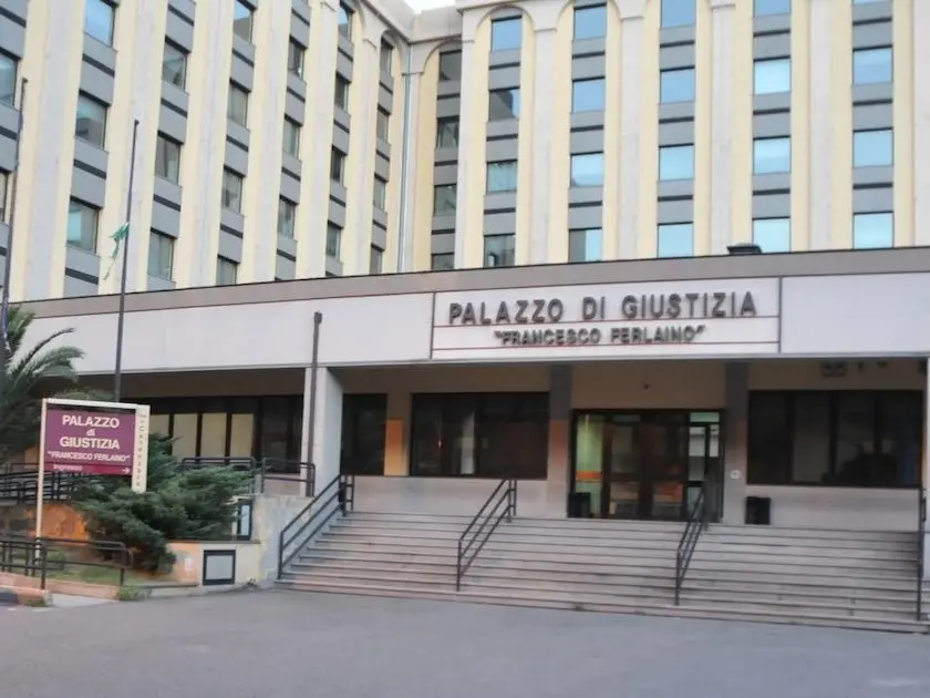 Presunti atti persecutori: chiesto il processo per Mario Gregoraci, padre della showgirl Elisabetta