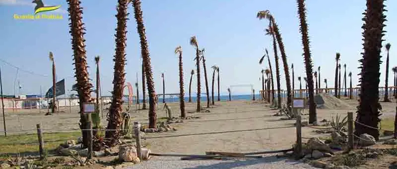 Stabilimento balneare e discoteca pronti, quasi tutto abusivo